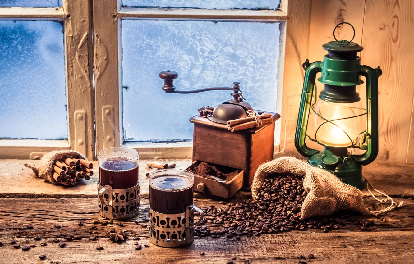 Фото обои кофе, окно, стаканы, напиток, корица, морозные узоры, керосиновая лампа