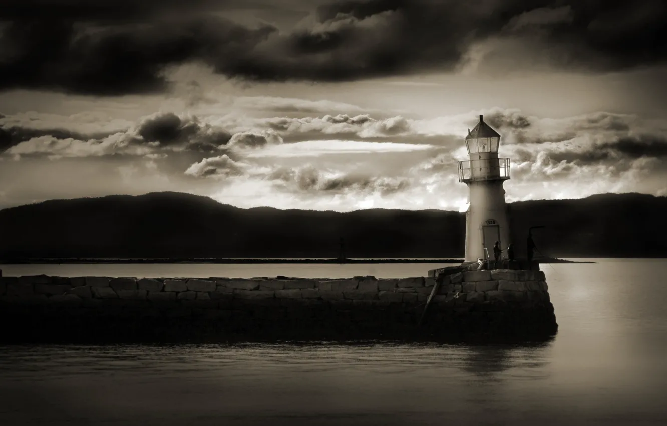 Фото обои вода, облака, тучи, берег, маяк, черно-белое