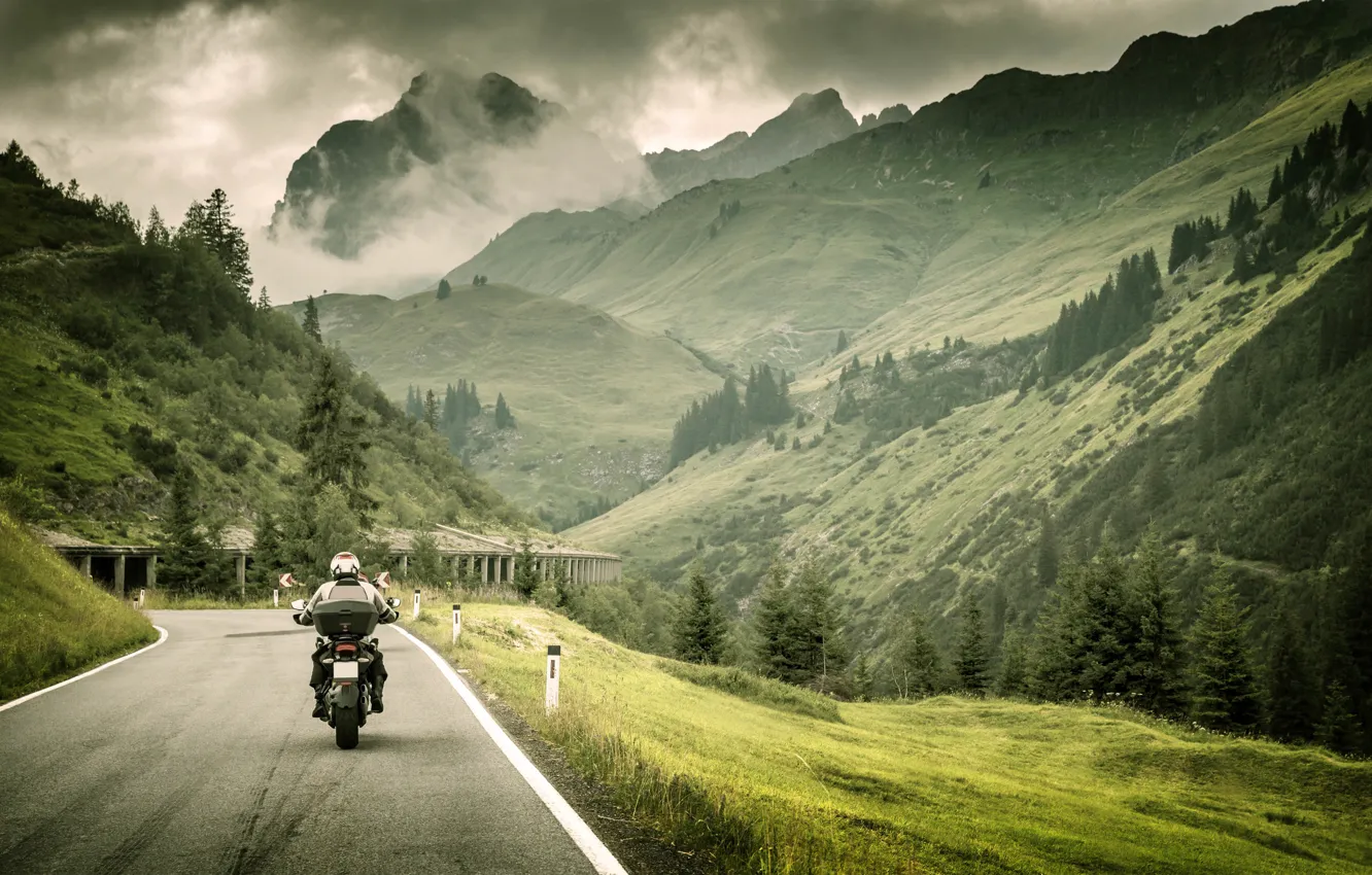 Фото обои дорога, трава, пейзаж, горы, природа, разметка, размытость, мотоцикл