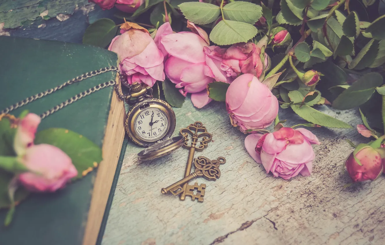 Фото обои цветы, стиль, часы, розы, книга, розовые, ключи, бутоны
