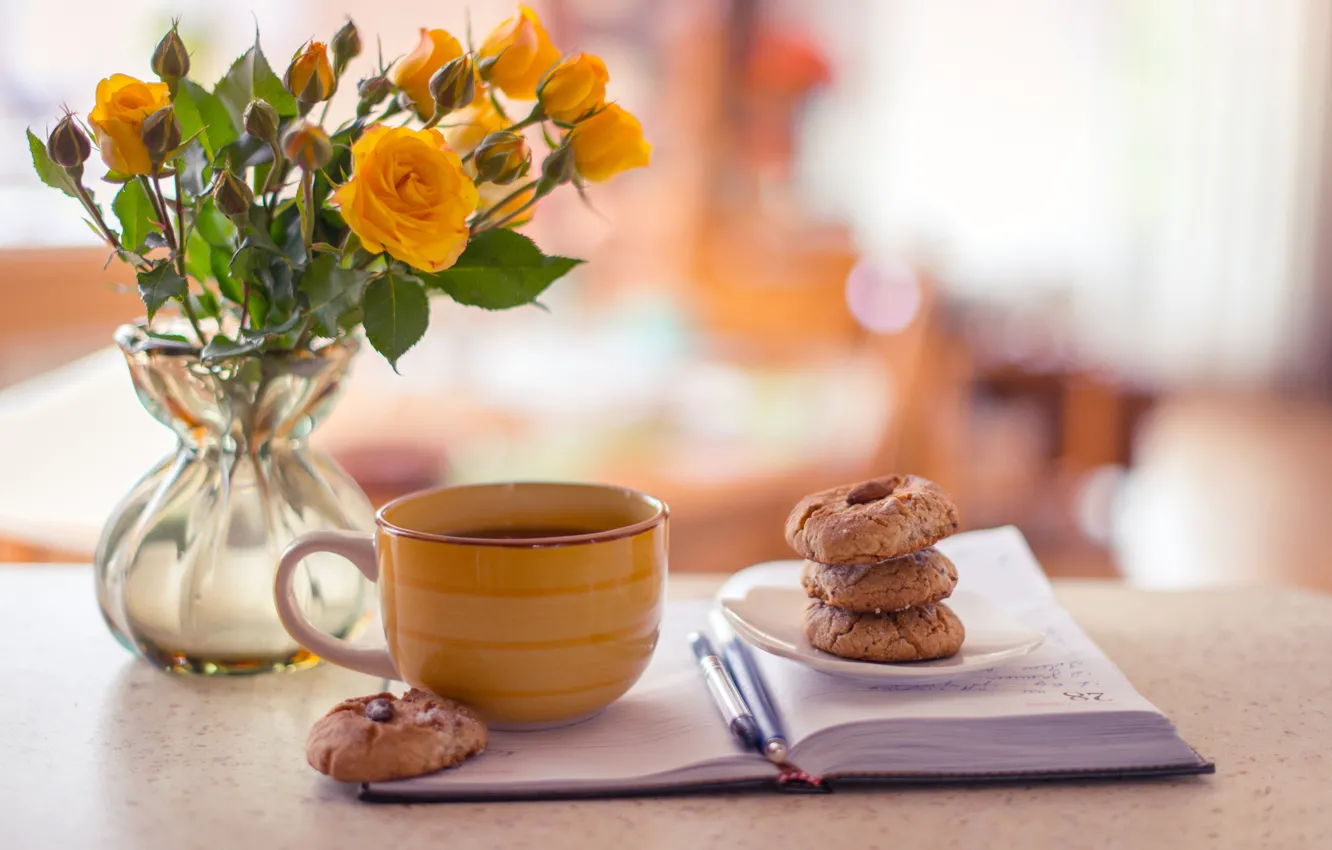 Фото обои чай, кофе, розы, желтые, печенье, чашка, блокнот, ваза