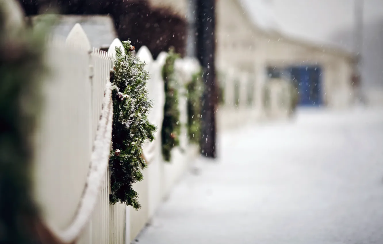 Фото обои зима, дорога, снег, снежинки, ветки, забор, ель, ограда