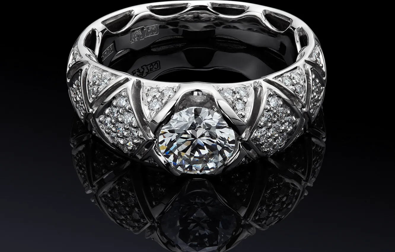 Фото обои темный фон, блеск, кольцо, бриллиант