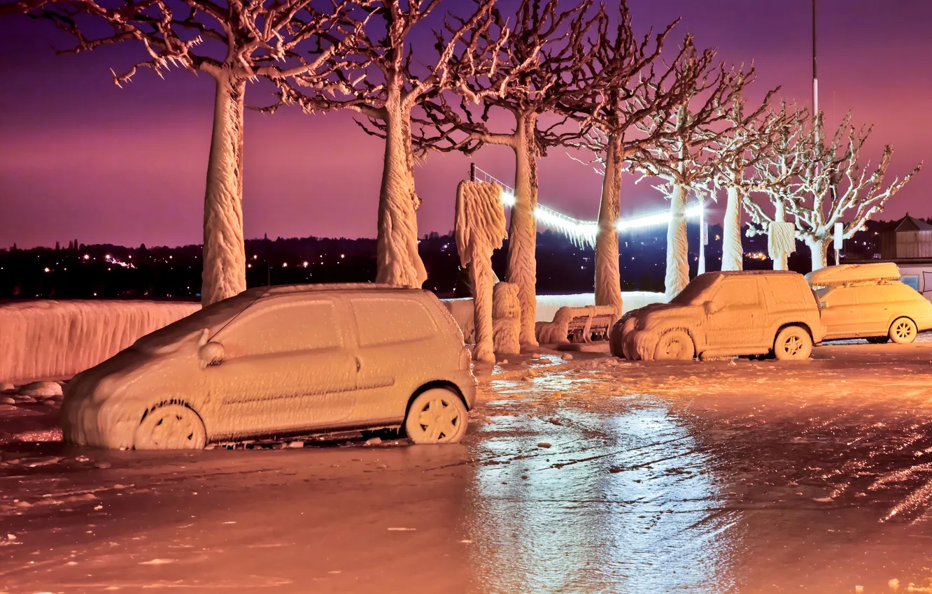 Фото обои лед, зима, деревья, город, улица, автомобиль, скамья, оледенение