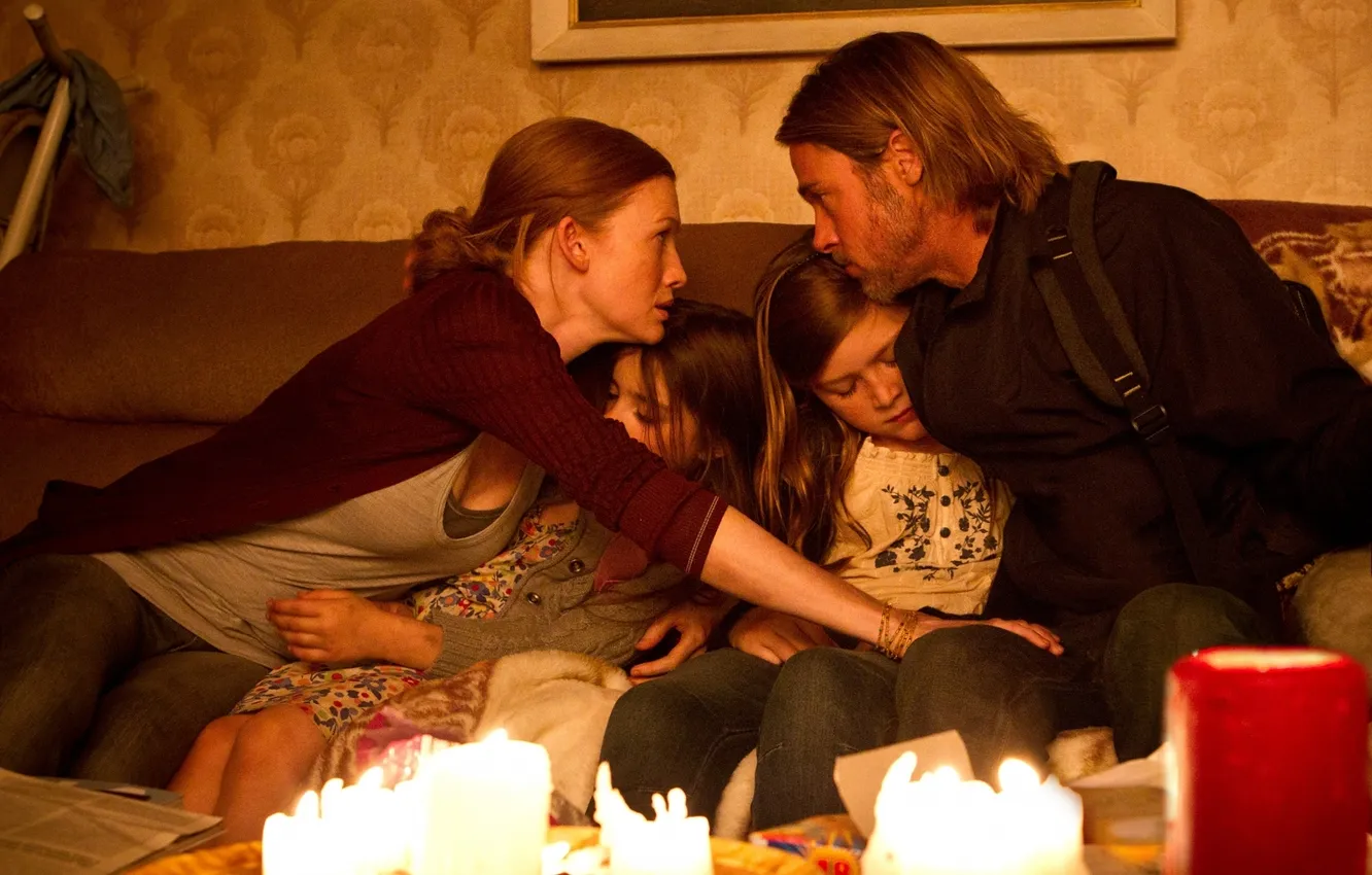 Фото обои женщина, девочки, свечи, семья, мужчина, Brad Pitt, Война миров Z, World War Z