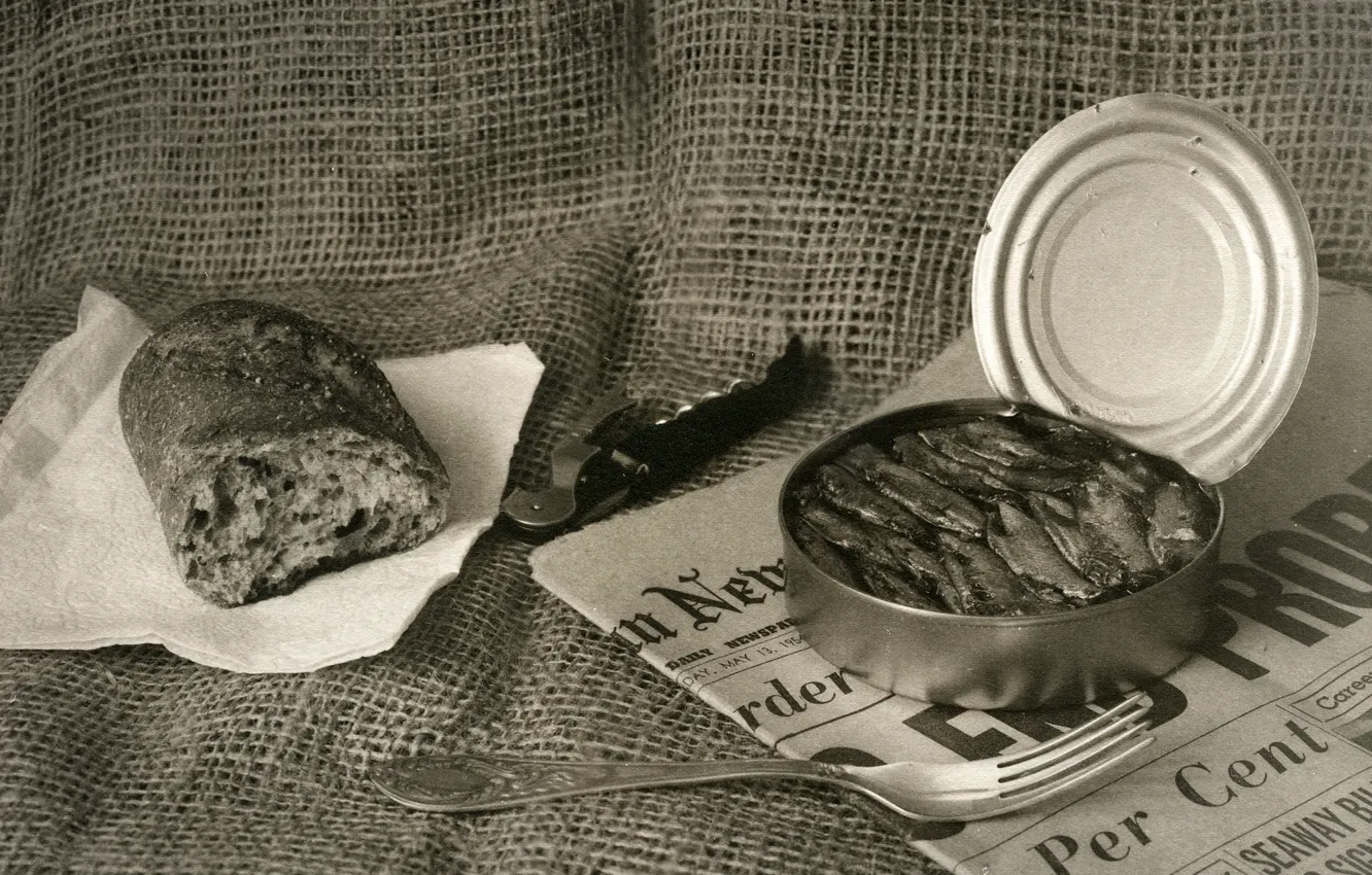 Фото обои хлеб, газета, вилка, консервы, шпроты