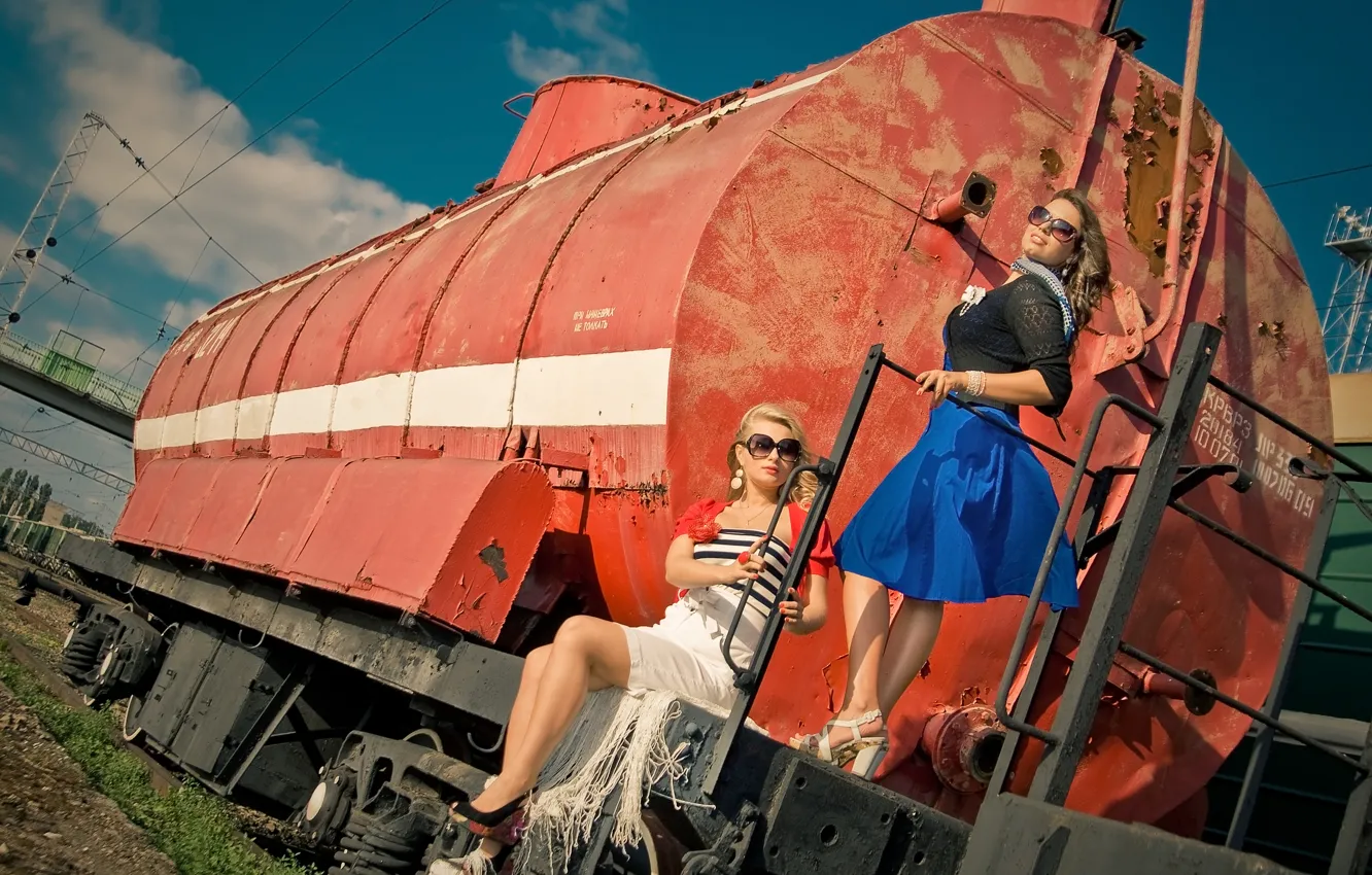 Фото обои девушки, поезд, подруги