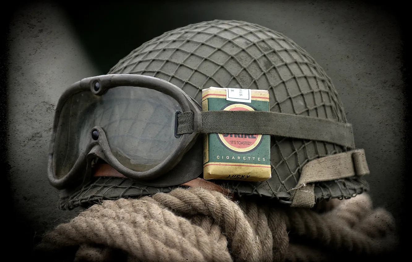 Фото обои очки, каска, пачка сигарет, армейская