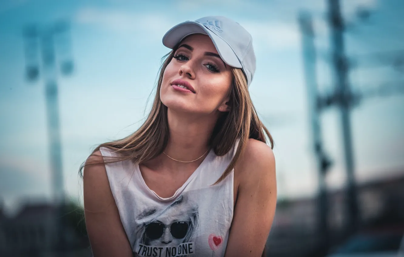 Фото обои взгляд, модель, портрет, макияж, майка, прическа, кепка, Angela
