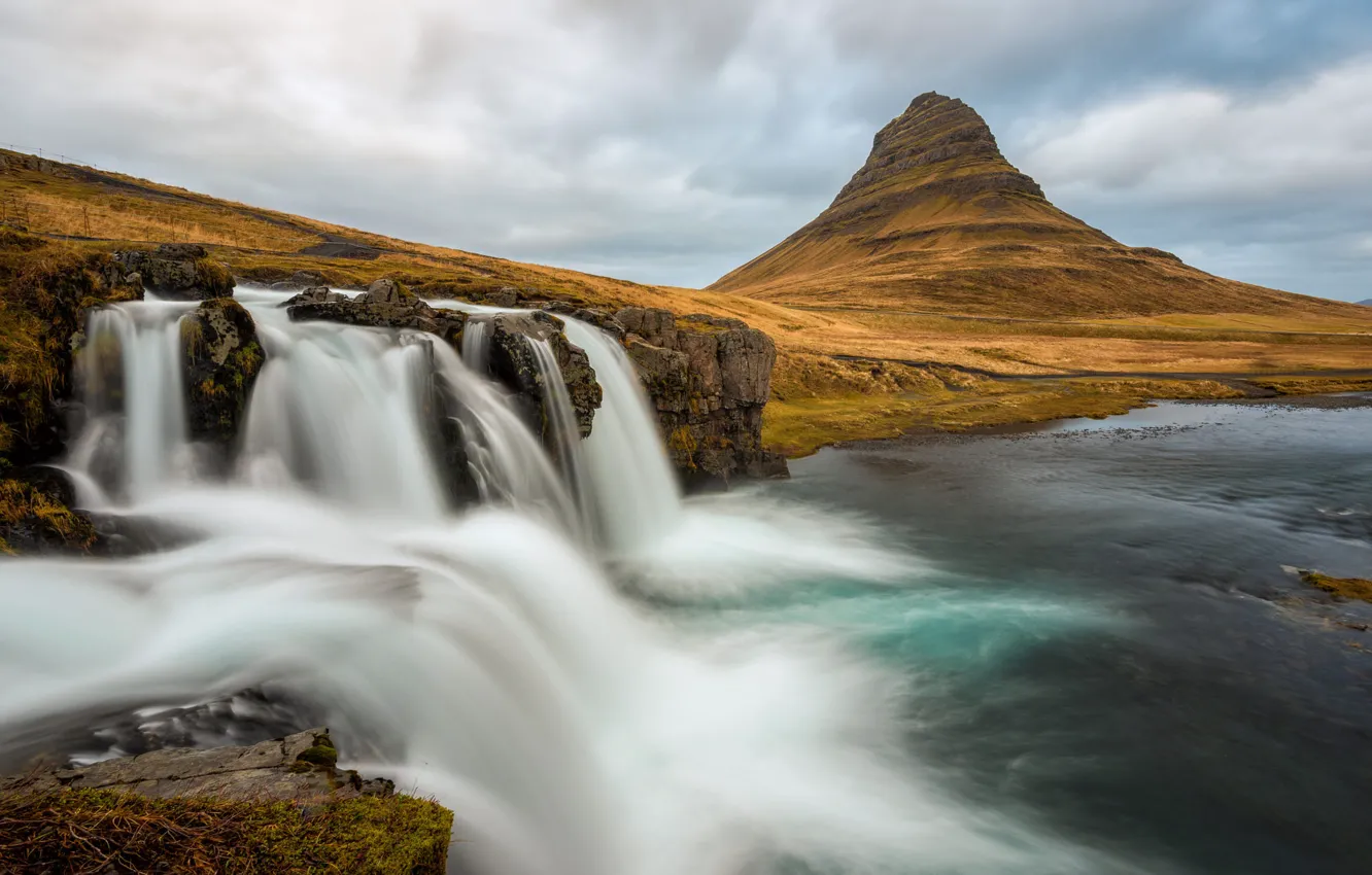 Фото обои осень, облака, горы, скалы, берег, водопад, поток, вулкан