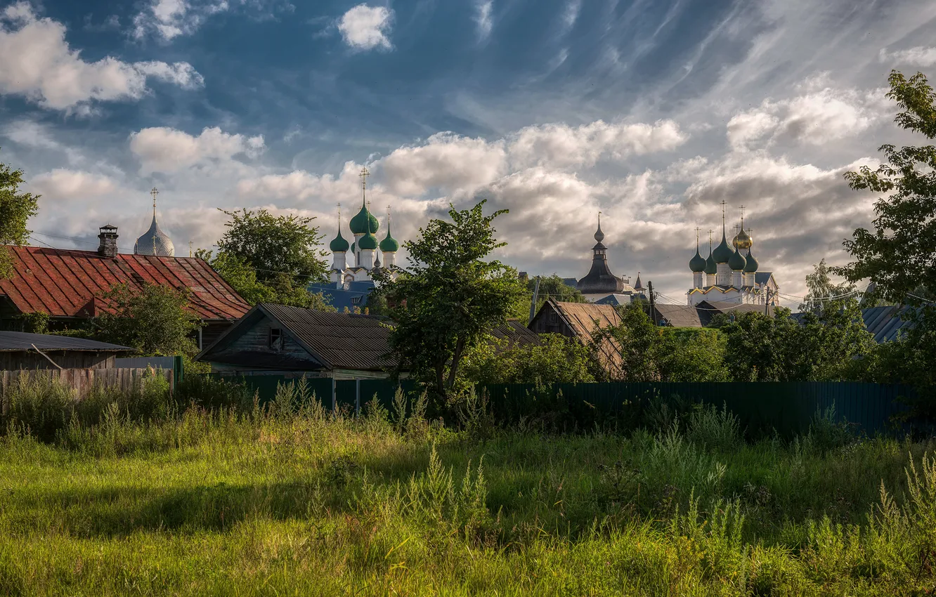 Фото обои небо, облака, природа, церковь, домики, Ярославская область, Ростов