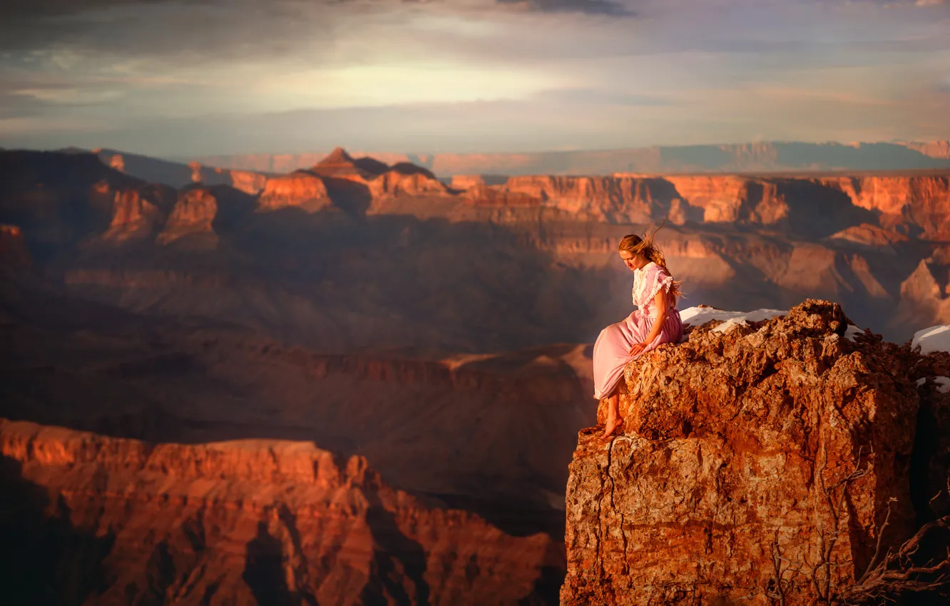 Фото обои девушка, камень, высота, каньон, TJ Drysdale