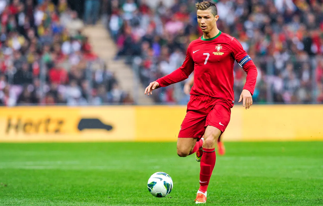 Фото обои футбол, форма, Португалия, Cristiano Ronaldo, футболист, football, игрок, Реал Мадрид