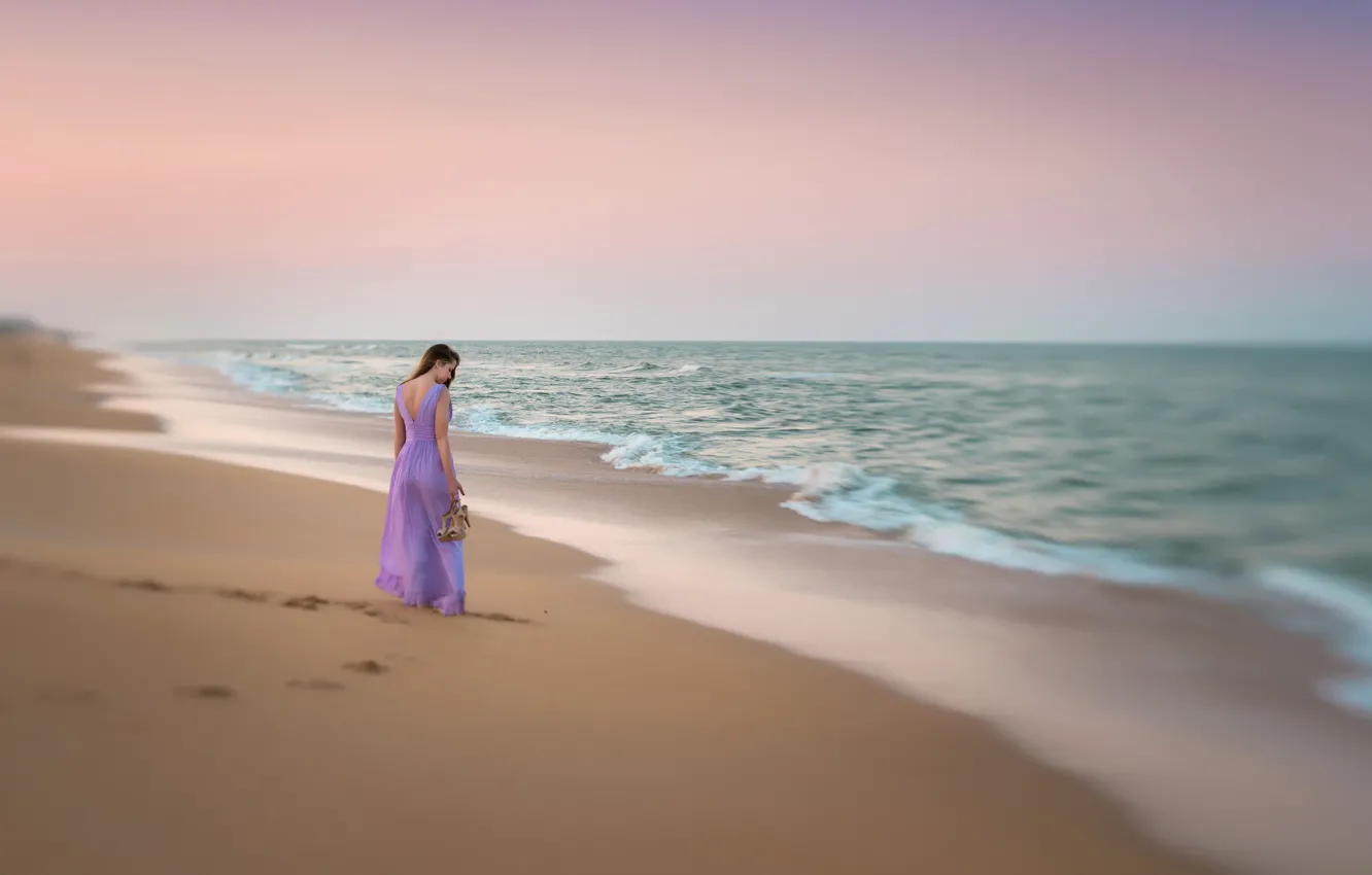 Фото обои песок, пляж, девушка, платье