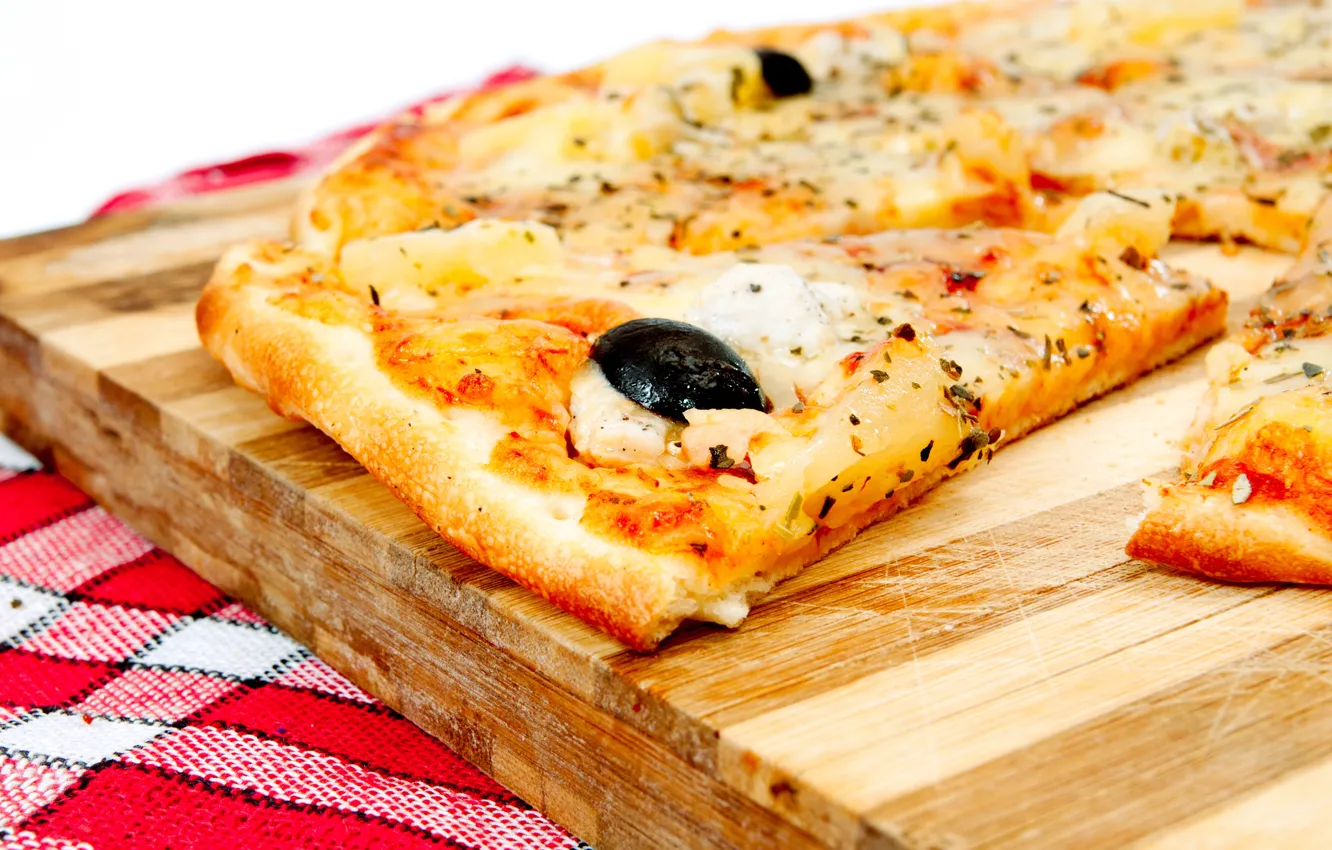 Фото обои полотенце, сыр, лук, мясо, доска, травы, пицца, помидор
