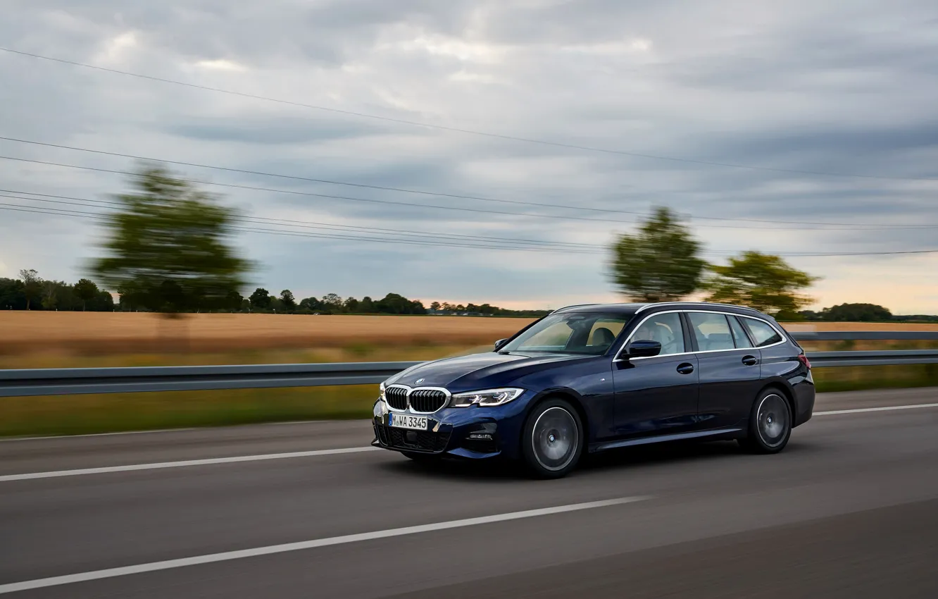 Фото обои скорость, BMW, ограждение, 3-series, универсал, тёмно-синий, 3er, 2020
