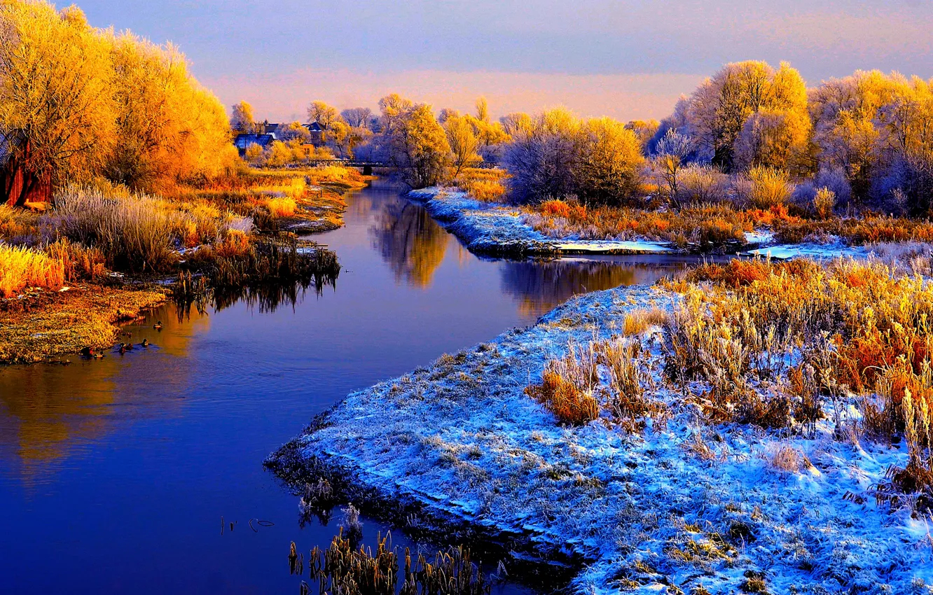 Фото обои иней, осень, небо, снег, деревья, река