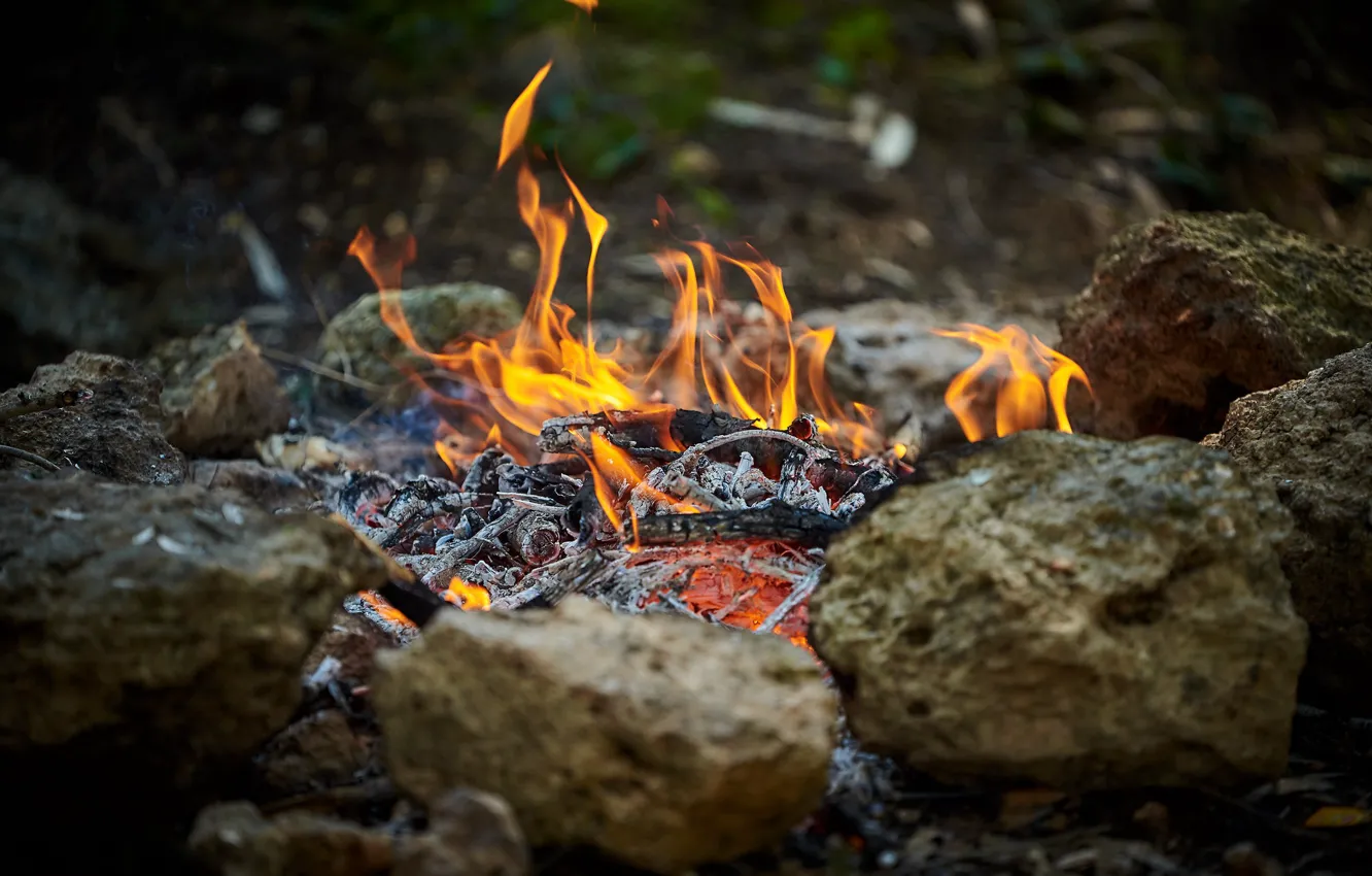 Фото обои природа, камни, огонь, пламя, костер, угли, костёр
