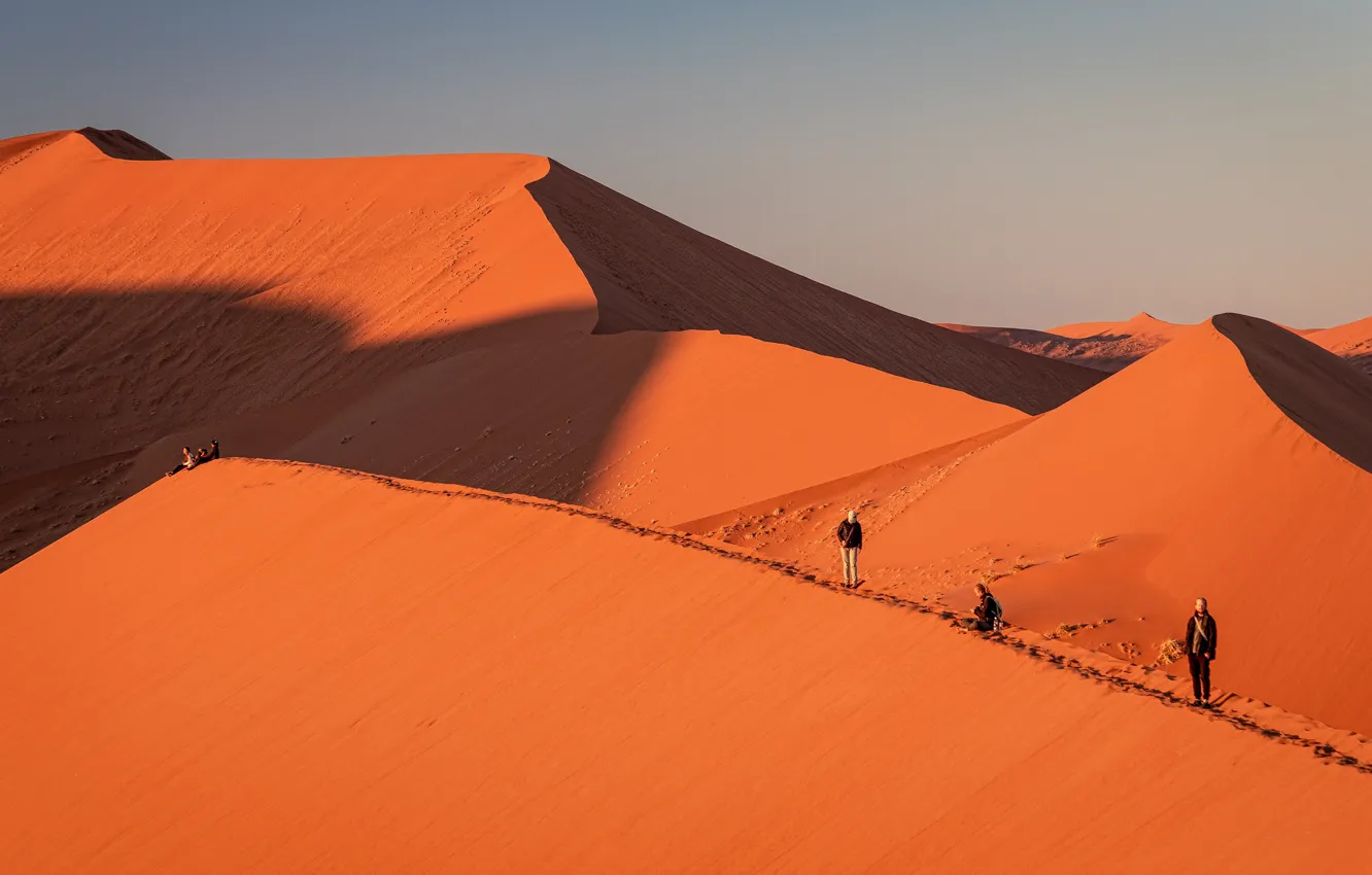 Фото обои песок, небо, свет, следы, люди, холмы, пустыня, жара