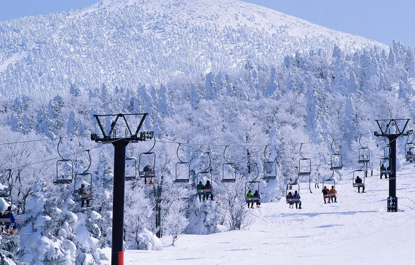 Фото обои зима, лес, снег, горы, люди, отдых, лыжи, подъёмник