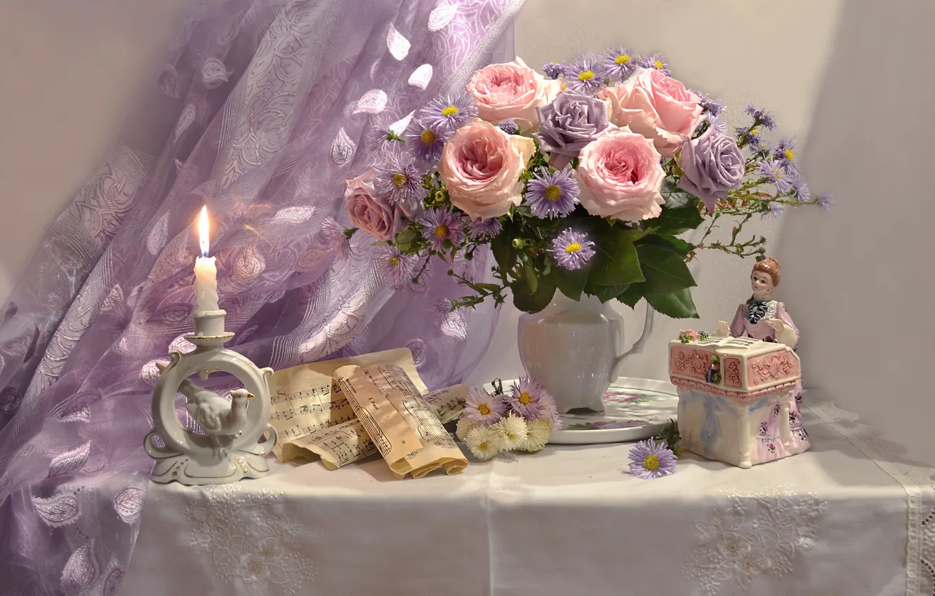 Фото обои цветы, ноты, розы, свеча, кувшин, хризантемы, занавеска, салфетка
