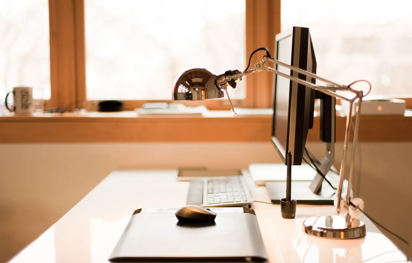 Фото обои стол, лампа, клавиатура, монитор, рабочее место, компьютерная мышь