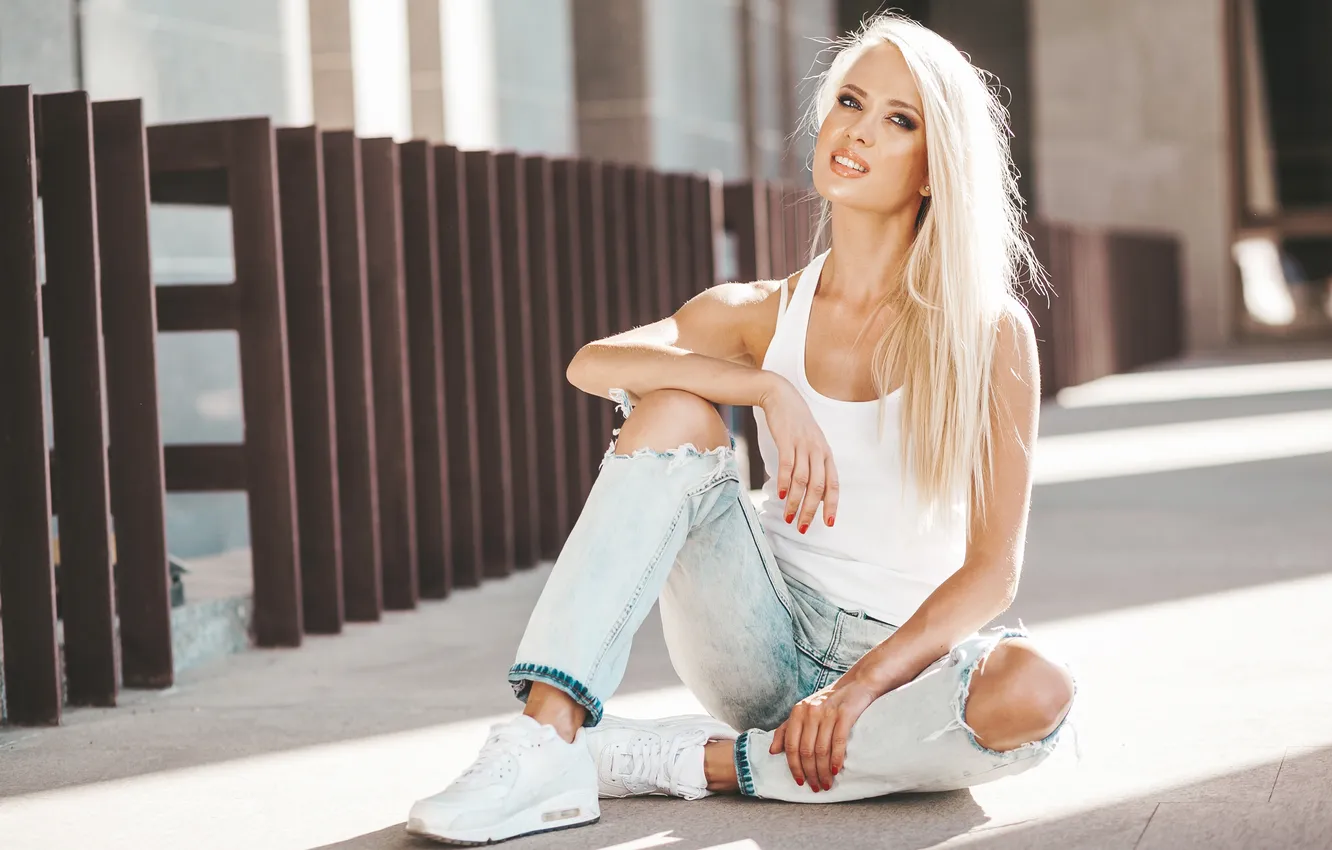 Фото обои girl, model, jeans, blonde, cute, T-shirt, sneakers