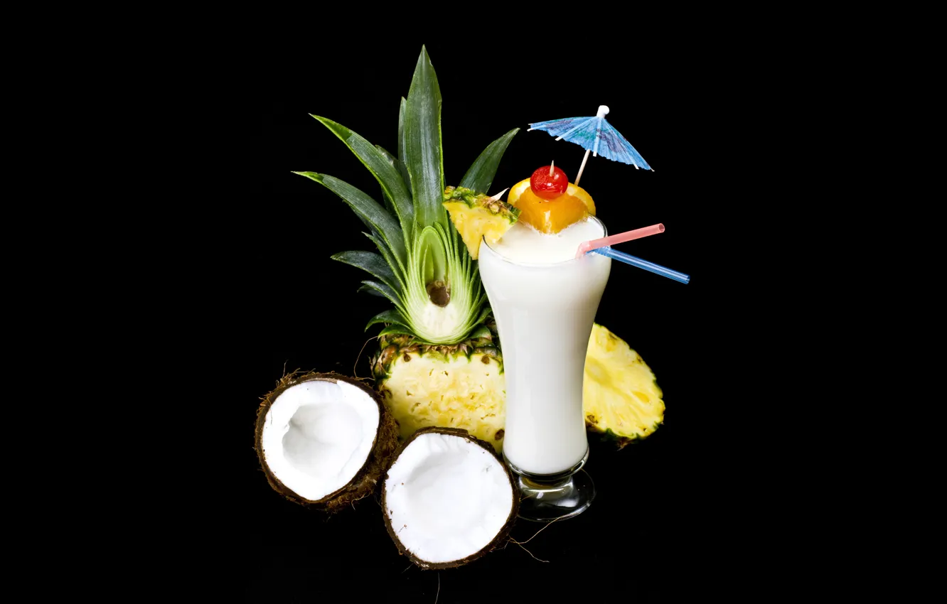 Фото обои белый, стакан, зонтик, коктейль, фрукты, черный фон, трубочки, ананасы