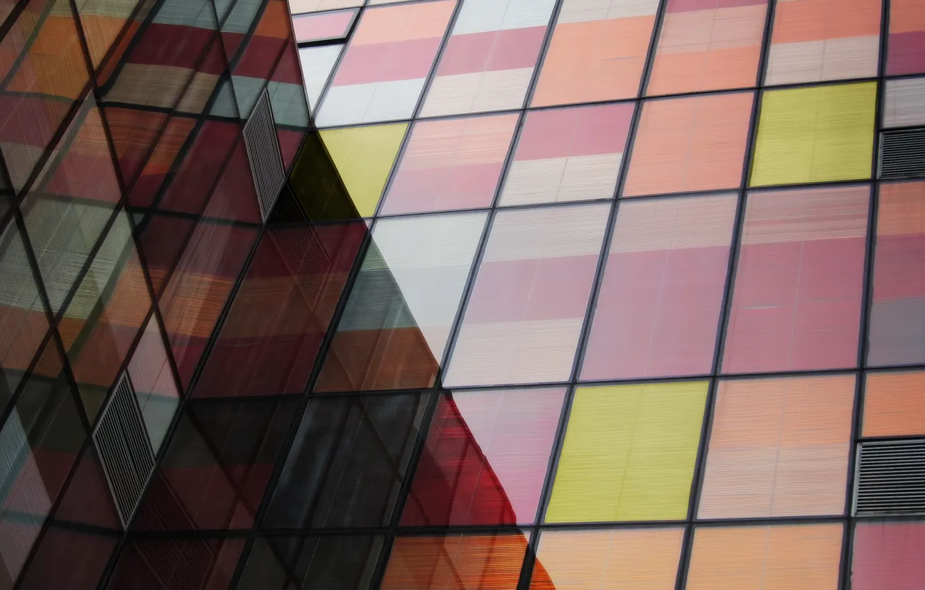 Фото обои отражение, здание, тень, разноцветные, стекла, жалюзи