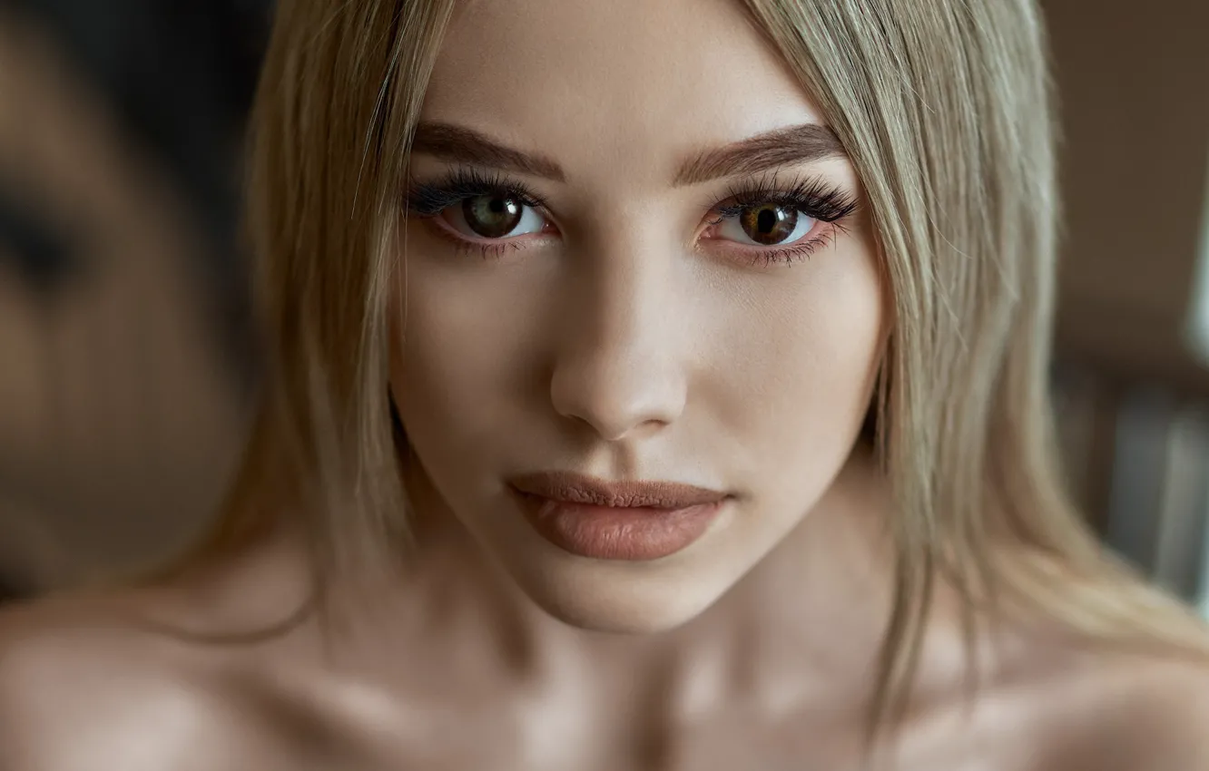 Обои взгляд крупный план лицо модель портрет макияж прическа блондинка на телефон и