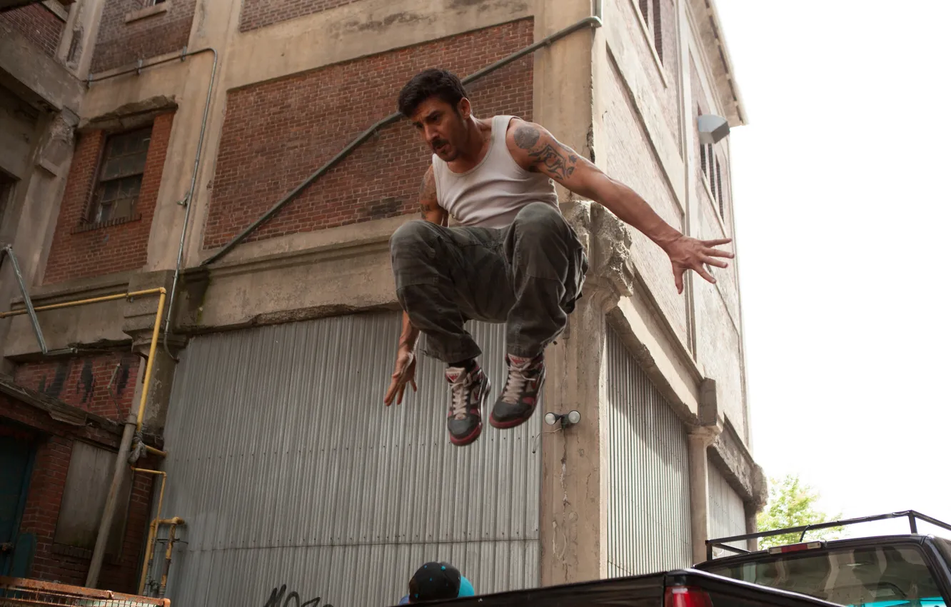 Фото обои спорт, здание, мужик, актер, паркур, 13-й район, David Belle, Brick Mansions