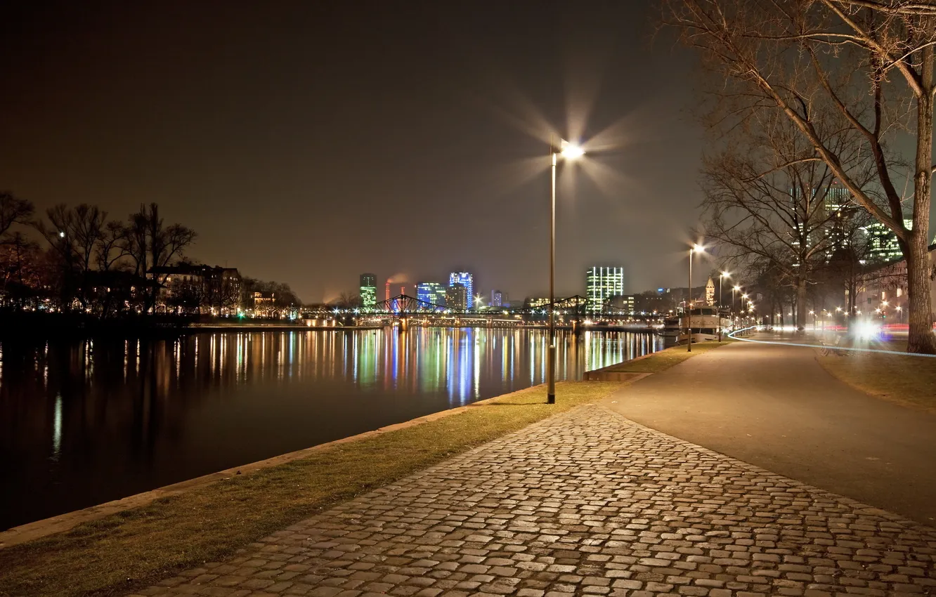 Фото обои свет, ночь, город, река, светильники