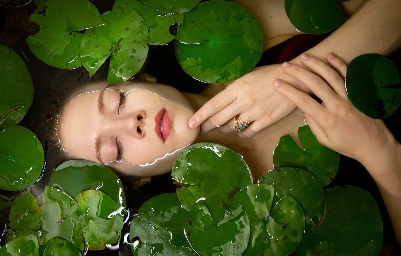 Фото обои листья, вода, девушка, лицо, настроение, ситуация, руки, кольцо