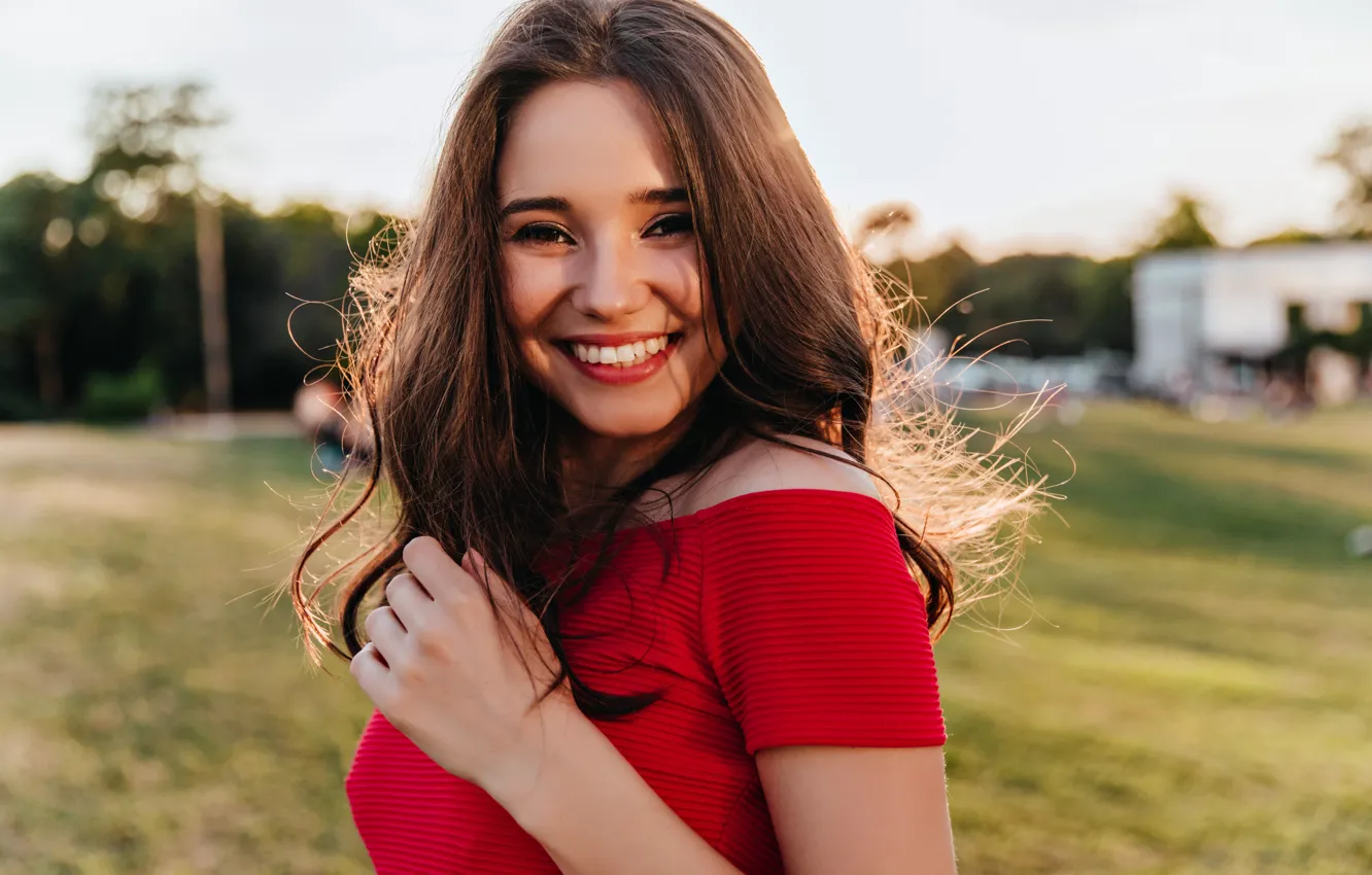 Фото обои поле, девушка, лучи, свет, радость, природа, улыбка, смех