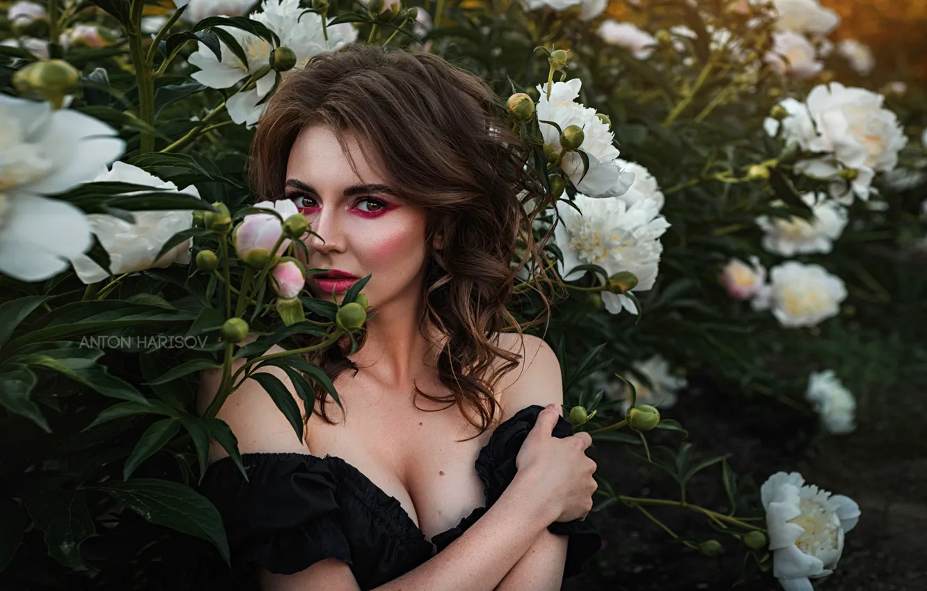 Фото обои взгляд, цветы, секси, поза, модель, портрет, макияж, прическа