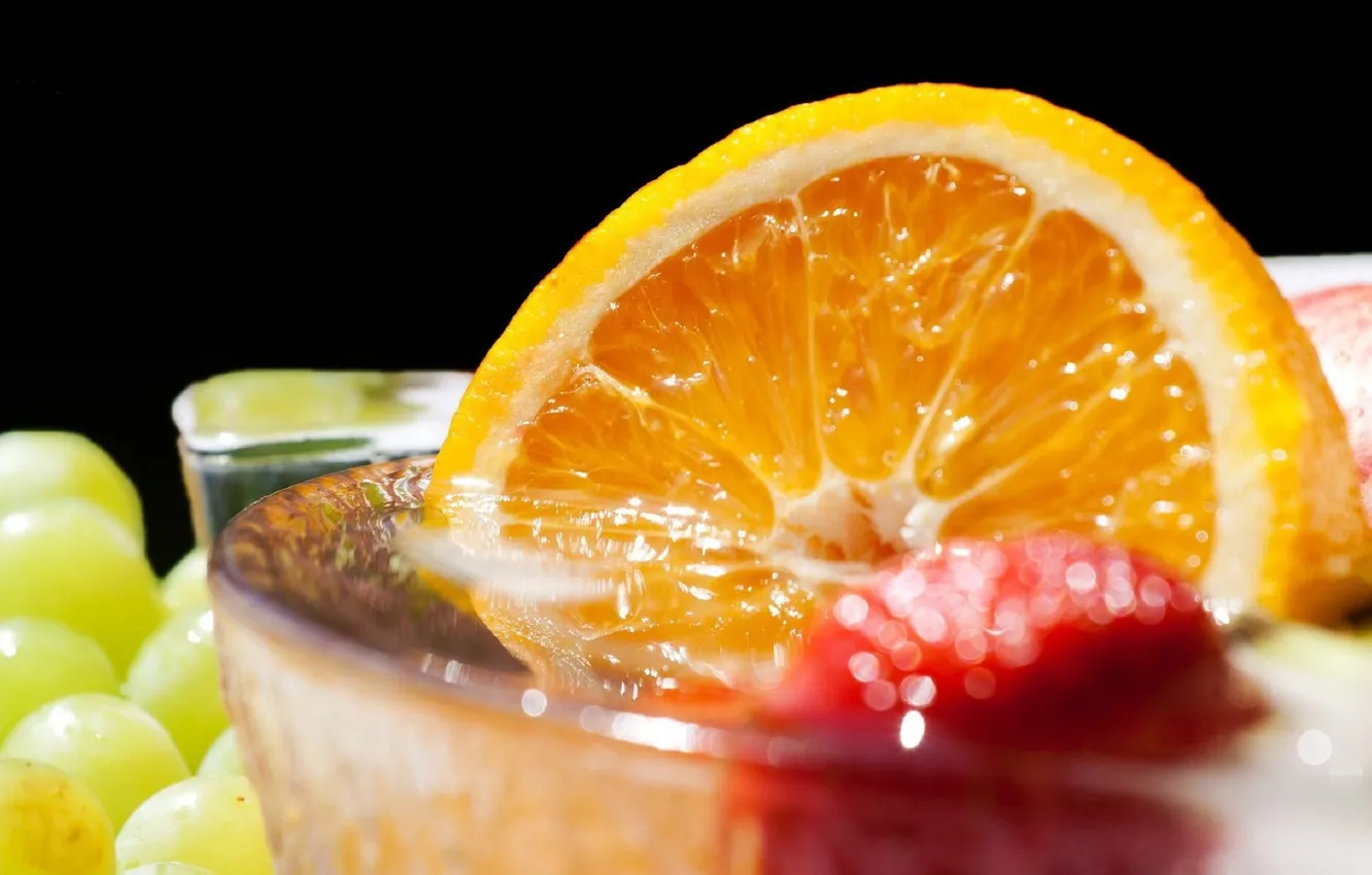 Фото обои апельсин, клубника, виноград, напиток