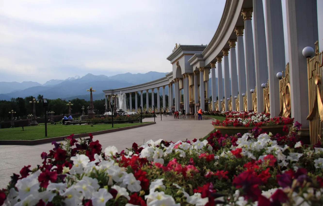 Фото обои цветы, горы, Парк, Казахстан, триумфальная арка, Алма-ата