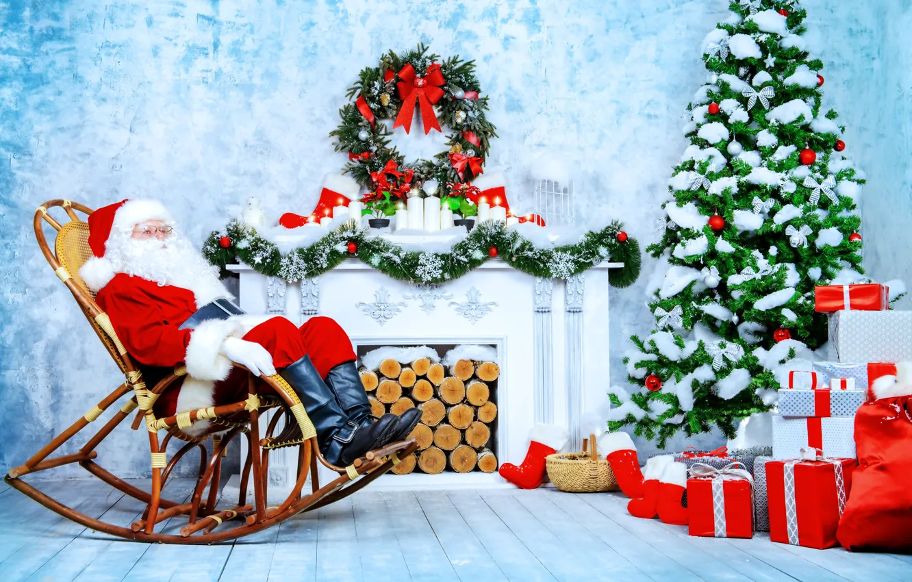 Фото обои Кресло, Новый Год, Елка, камин, гирлянда, Санта Клаус, Праздники, Подарки