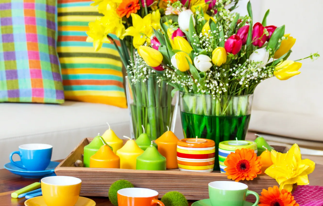 Фото обои цветы, стол, подушки, свечи, colorful, чашки, тюльпаны, разноцветные