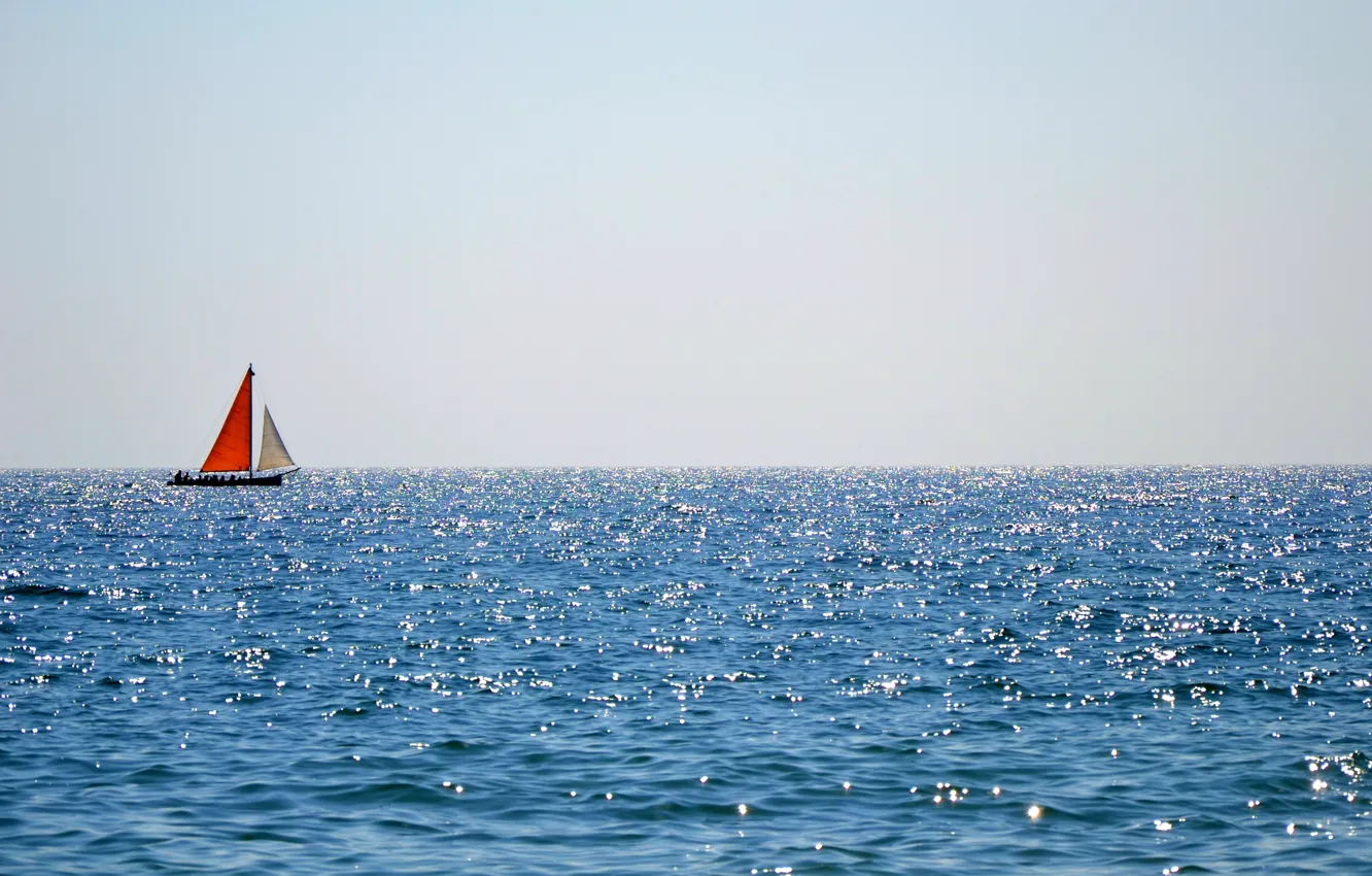 Фото обои океан, лодка, горизонт, паруса, отблески, Red sail boat floating in ocean