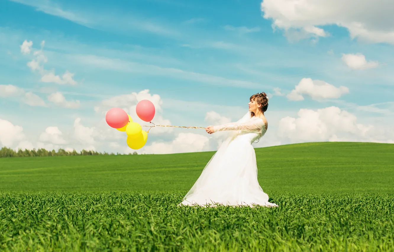 Фото обои поле, небо, облака, шарики, праздник, платье, воздушные, невеста