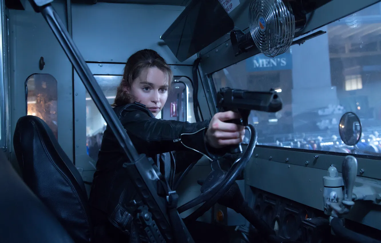 Фото обои пистолет, кабина, Emilia Clarke, Эмилия Кларк, Sarah Connor, Терминатор: Генезис, Terminator Genisys
