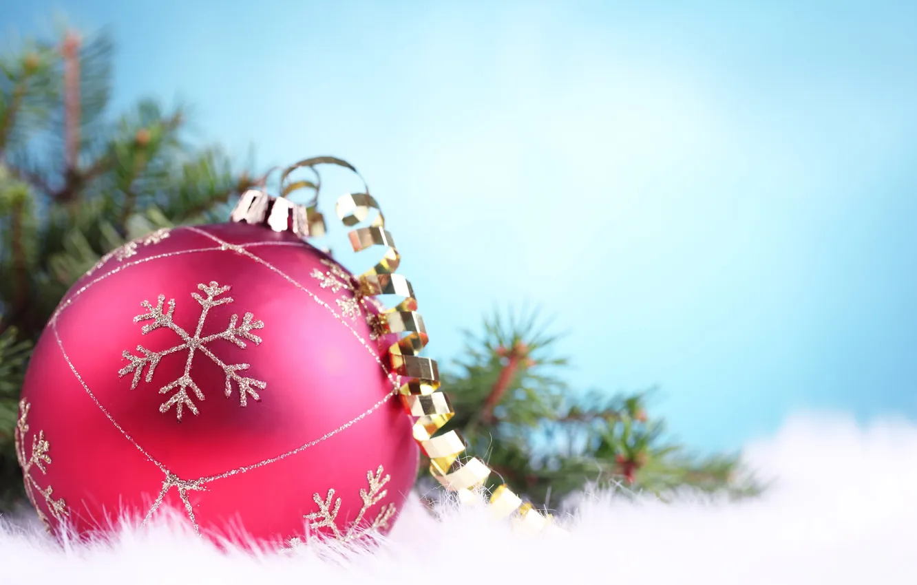 Фото обои макро, розовый, елка, шар, серпантин, снежинка, Голубой фон