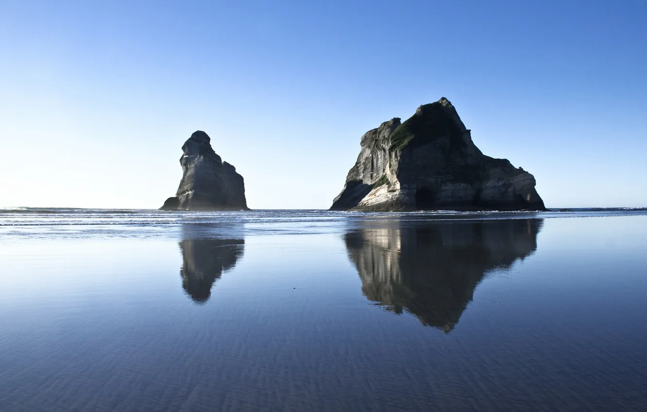 Фото обои волны, пляж, небо, синий, отражение, камни, зеркало
