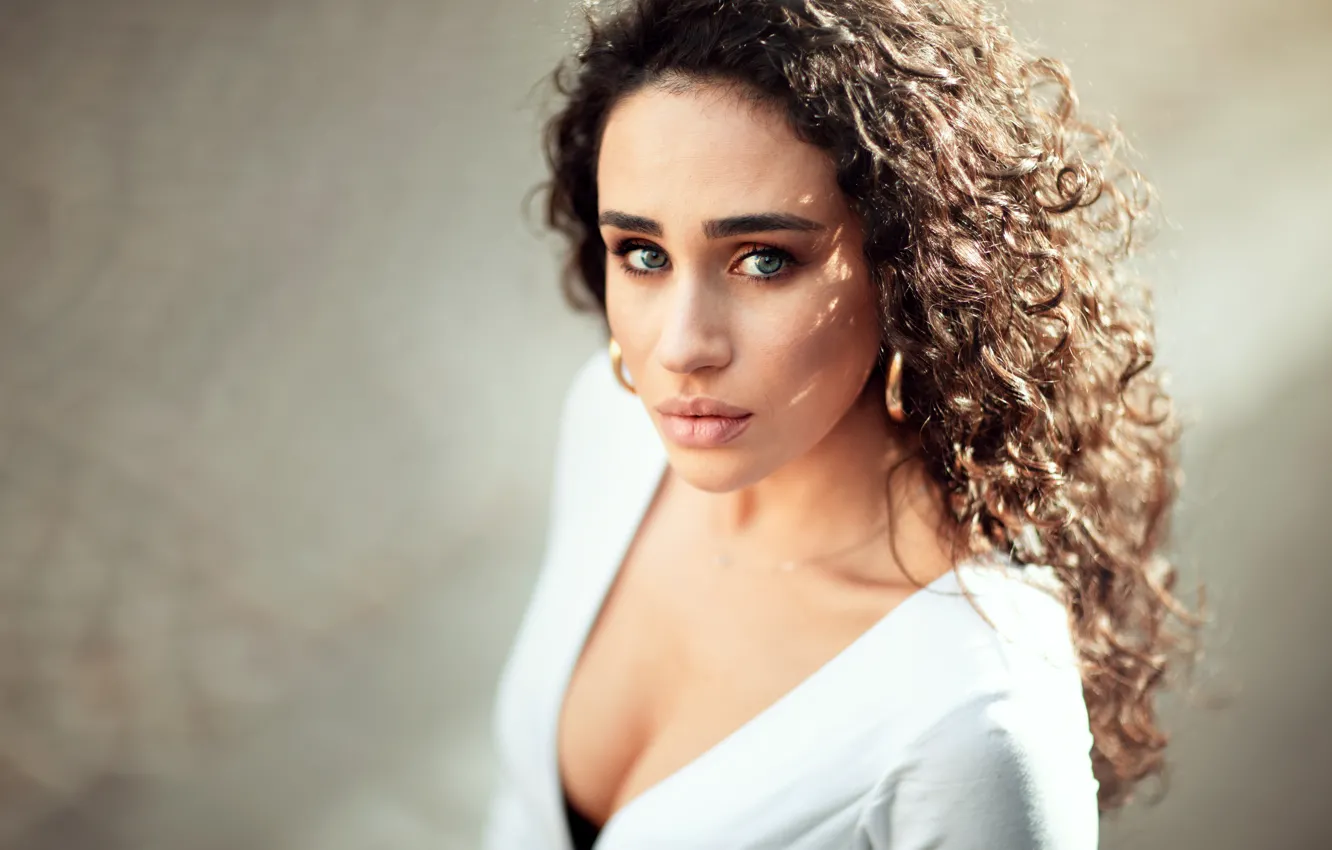 Фото обои грудь, взгляд, девушка, свет, природа, поза, серьги, брюнетка