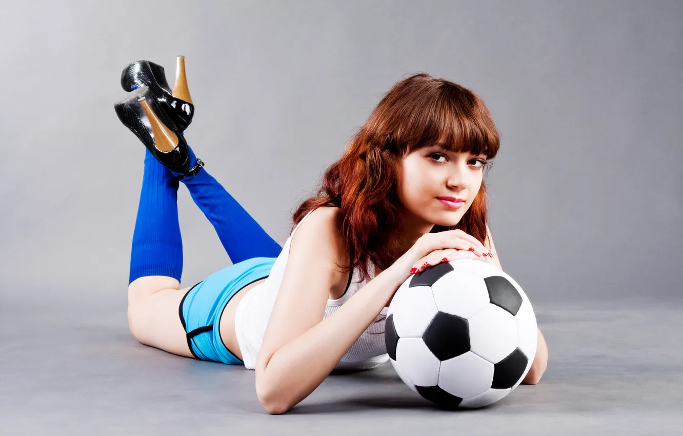 Фото обои girl, long hair, grey, glamour, football, lady, lovely, looking at camera