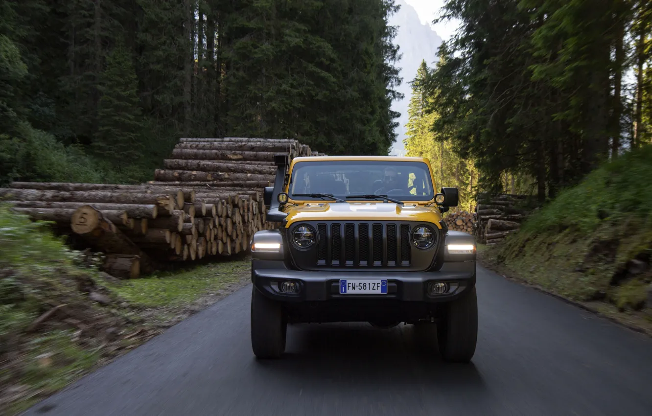 Фото обои жёлтый, внедорожник, брёвна, 4x4, Jeep, Mopar, 2019, Wrangler Rubicon 1941