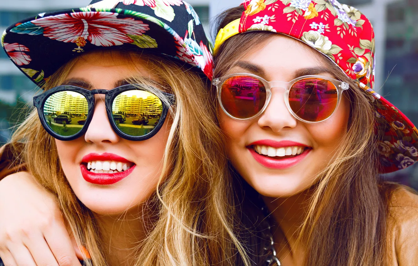 Фото обои девушки, настроение, очки, улыбки, кепки