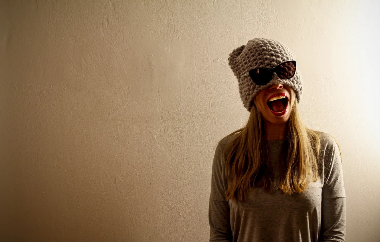Фото обои девушка, фон, стена, настроение, шапка, рот, очки, пасть