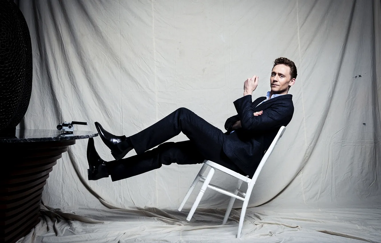 Фото обои взгляд, стул, костюм, актер, мужчина, Tom Hiddleston, Том Хиддлстон